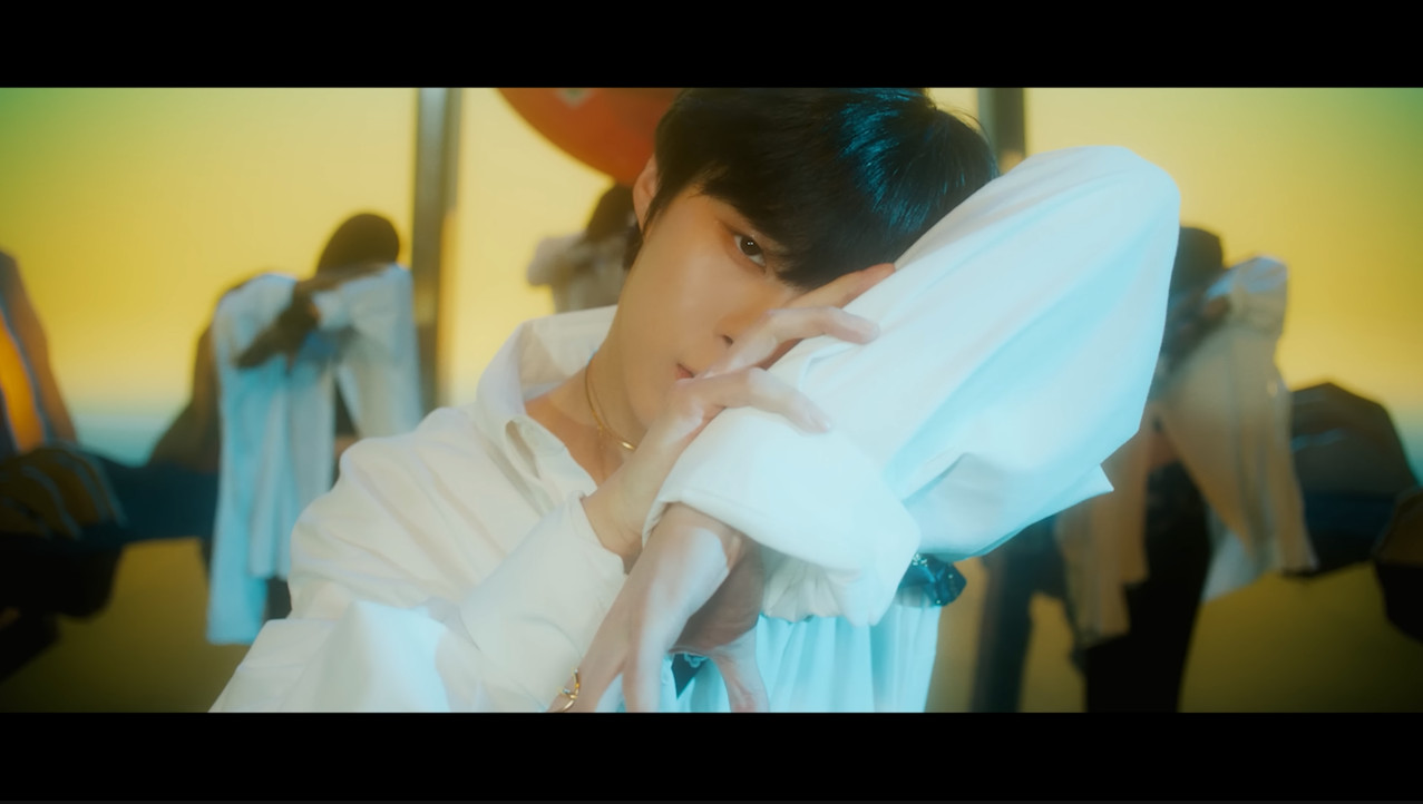 김우석 목걸이 - KIM WOO SEOK (김우석) ‘Dawn’ MV (Face ver.) 오젤(Ozel) 오젤 목걸이 착용 화보 5