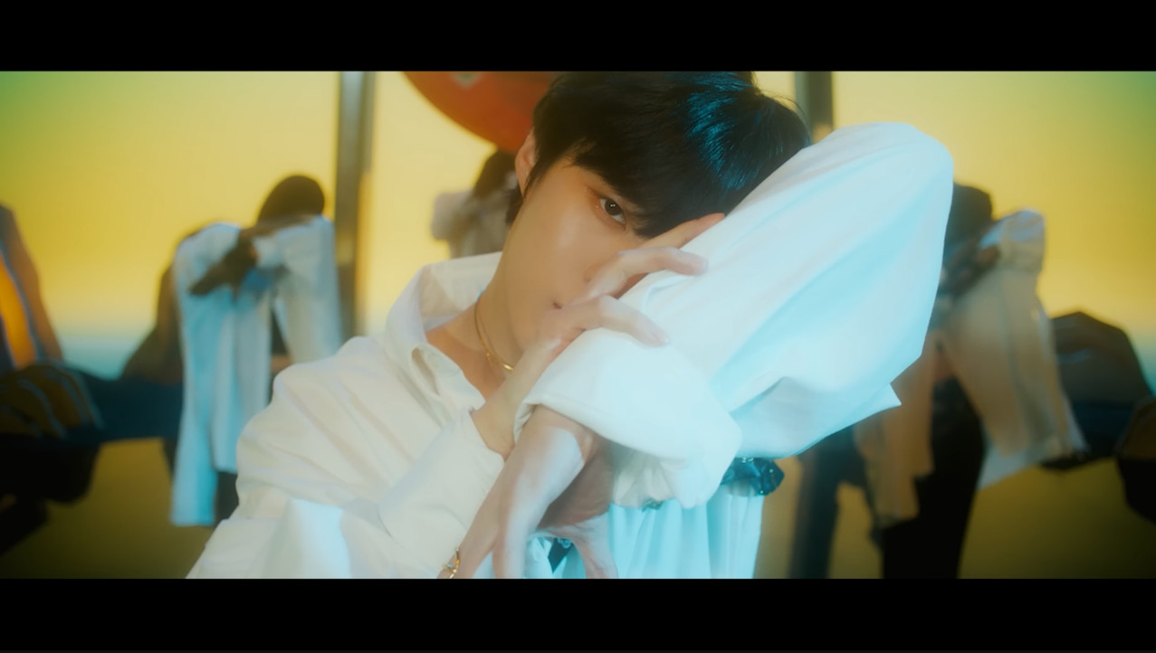 김우석 목걸이 - KIM WOO SEOK (김우석) ‘Dawn’ MV (Face ver.) 오젤(Ozel) 오젤 목걸이 착용 화보 1