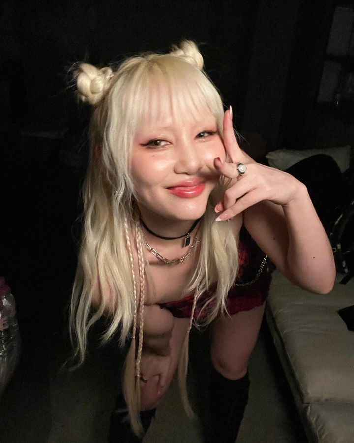 애쉬비 목걸이 - 애쉬비 공식 인스타그램 오젤(Ozel) 오젤 목걸이 착용 화보 1