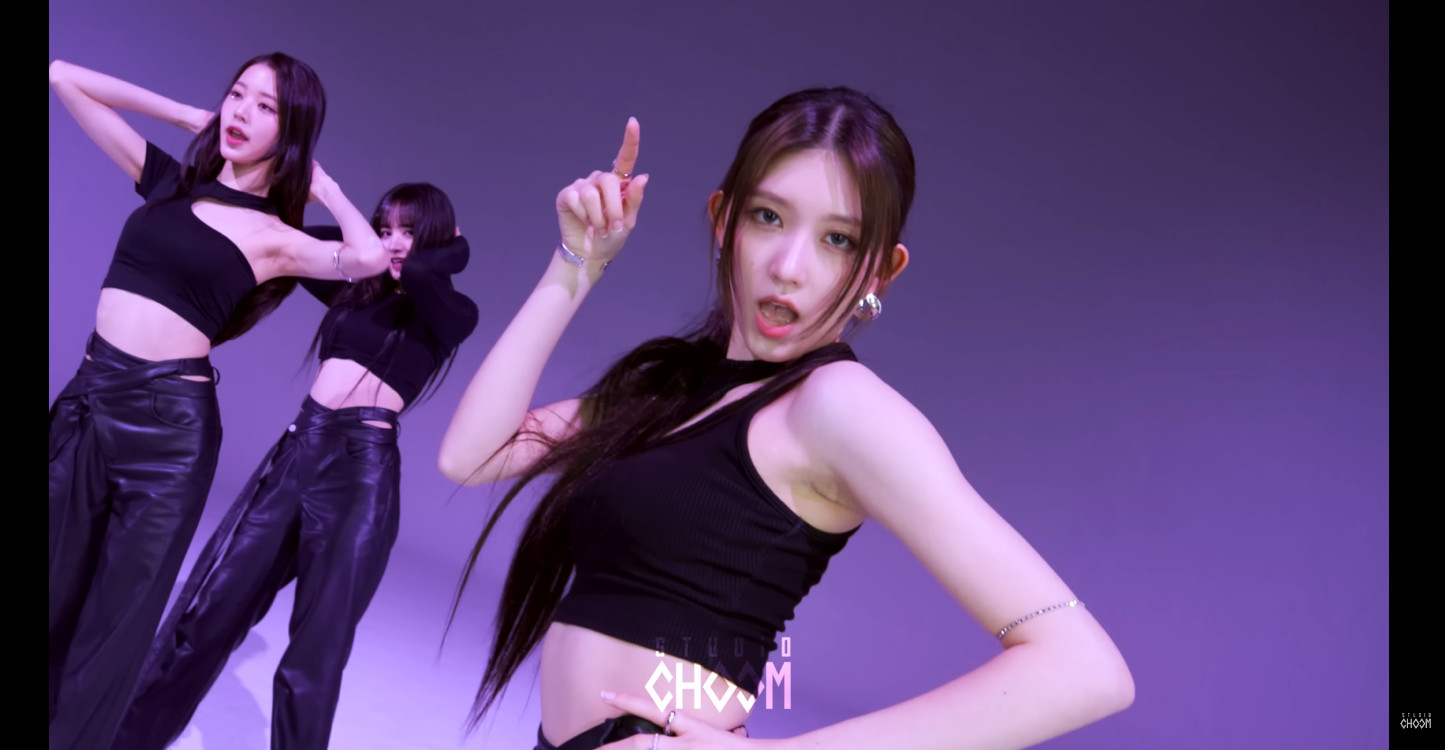 아이브 가을 귀걸이 - 스튜디오춤 유튜브 오젤(Ozel) 오젤 귀걸이 착용 화보 3