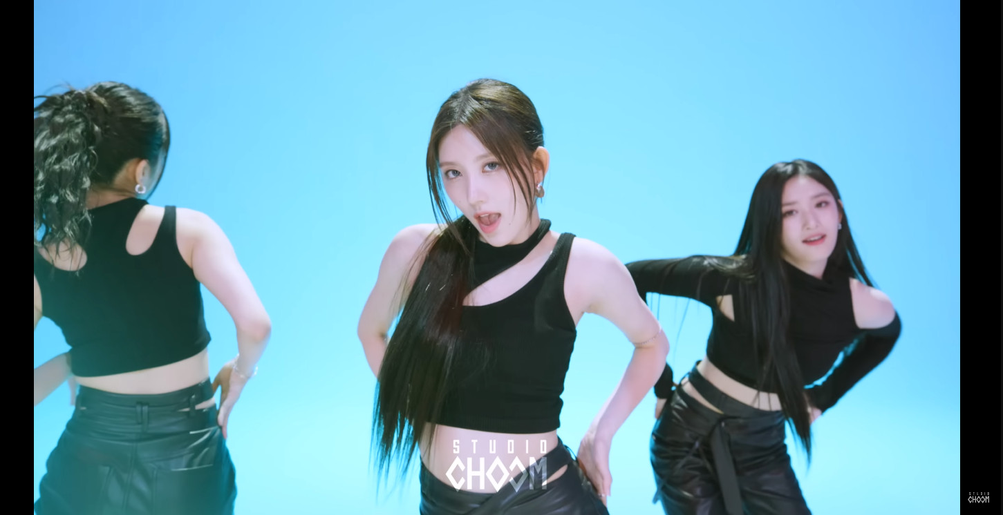 아이브 가을 귀걸이 - 스튜디오춤 유튜브 오젤(Ozel) 오젤 귀걸이 착용 화보 8
