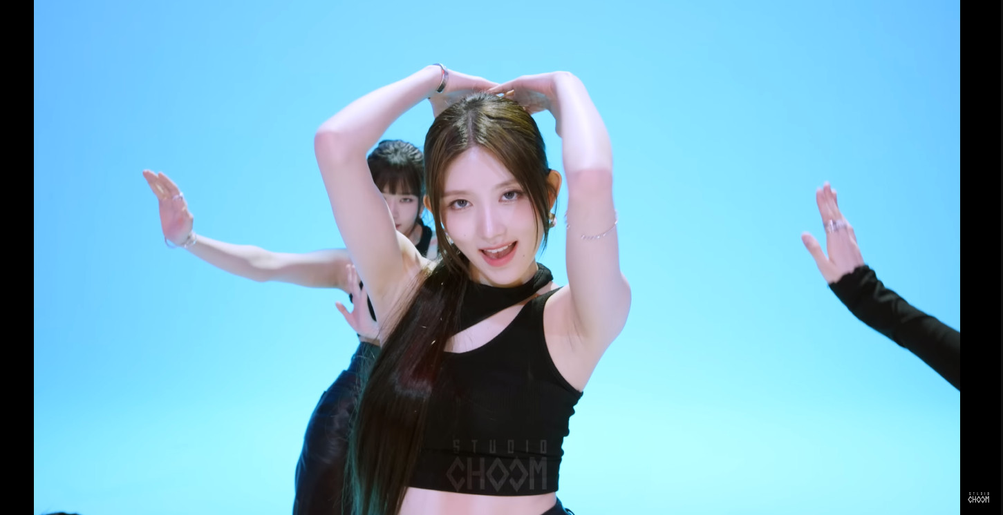 아이브 가을 귀걸이 - 스튜디오춤 유튜브 오젤(Ozel) 오젤 귀걸이 착용 화보 9