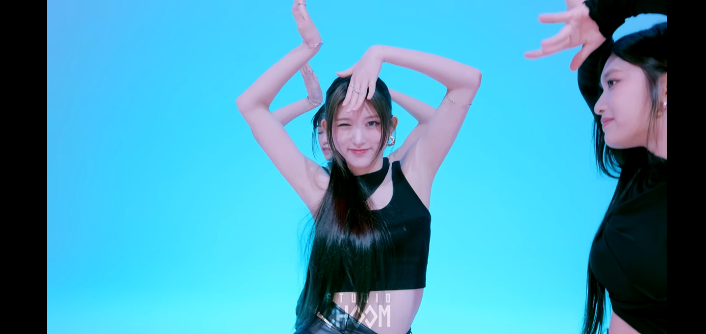 아이브 가을 귀걸이 - 스튜디오춤 유튜브 오젤(Ozel) 오젤 귀걸이 착용 화보 7