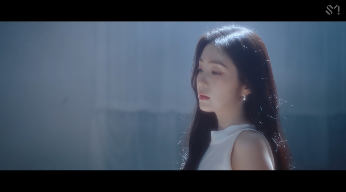 레드벨벳 아이린 귀걸이 - _Love Can Make A Way_ 스페셜 비디오 유튜브 오젤(Ozel) 오젤 귀걸이 착용 화보 3