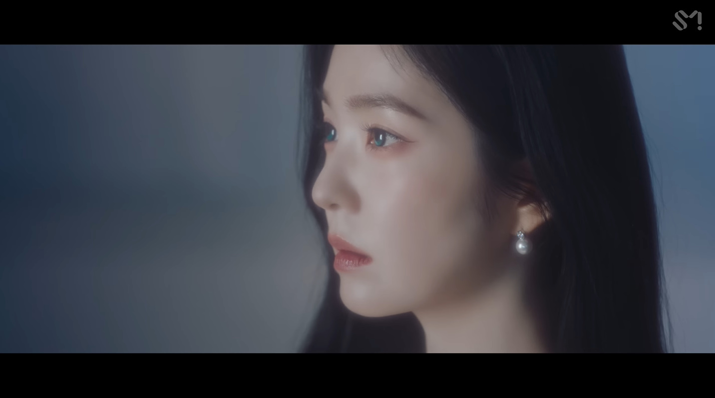 레드벨벳 아이린 귀걸이 - _Love Can Make A Way_ 스페셜 비디오 유튜브 오젤(Ozel) 오젤 귀걸이 착용 화보 4