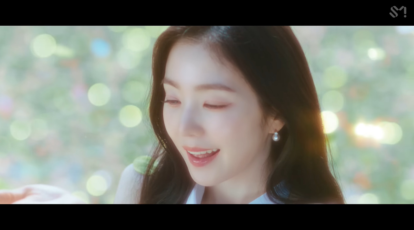 레드벨벳 아이린 귀걸이 - _Love Can Make A Way_ 스페셜 비디오 유튜브 오젤(Ozel) 오젤 귀걸이 착용 화보 6