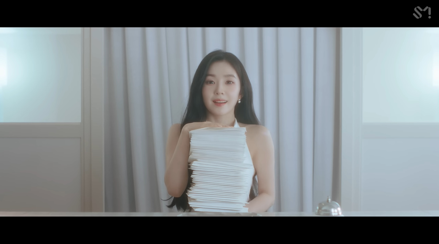 레드벨벳 아이린 귀걸이 - _Love Can Make A Way_ 스페셜 비디오 유튜브 오젤(Ozel) 오젤 귀걸이 착용 화보 11