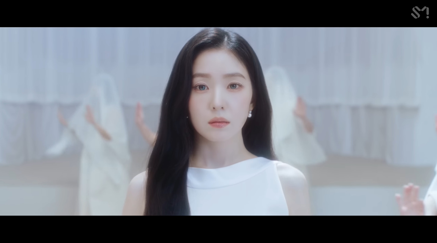 레드벨벳 아이린 귀걸이 - _Love Can Make A Way_ 스페셜 비디오 유튜브 오젤(Ozel) 오젤 귀걸이 착용 화보 12