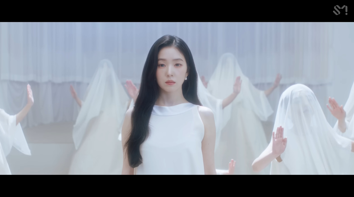 레드벨벳 아이린 귀걸이 - _Love Can Make A Way_ 스페셜 비디오 유튜브 오젤(Ozel) 오젤 귀걸이 착용 화보 13