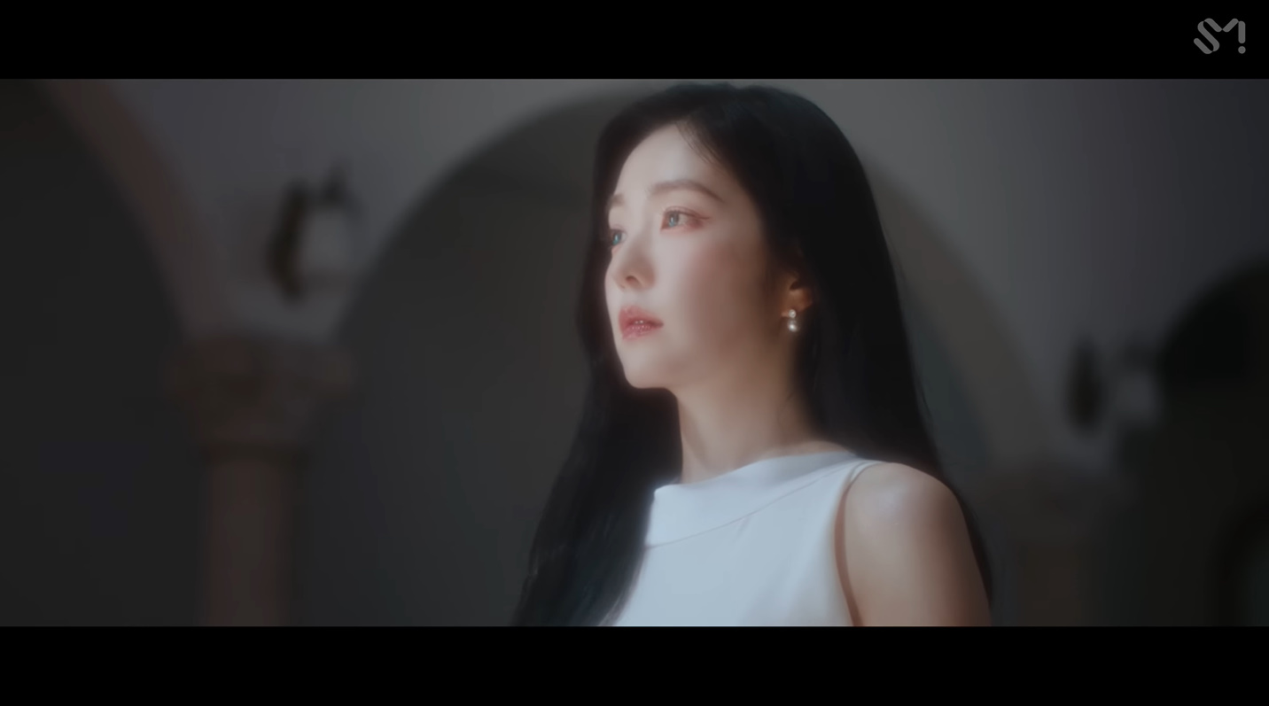 레드벨벳 아이린 귀걸이 - _Love Can Make A Way_ 스페셜 비디오 유튜브 오젤(Ozel) 오젤 귀걸이 착용 화보 15