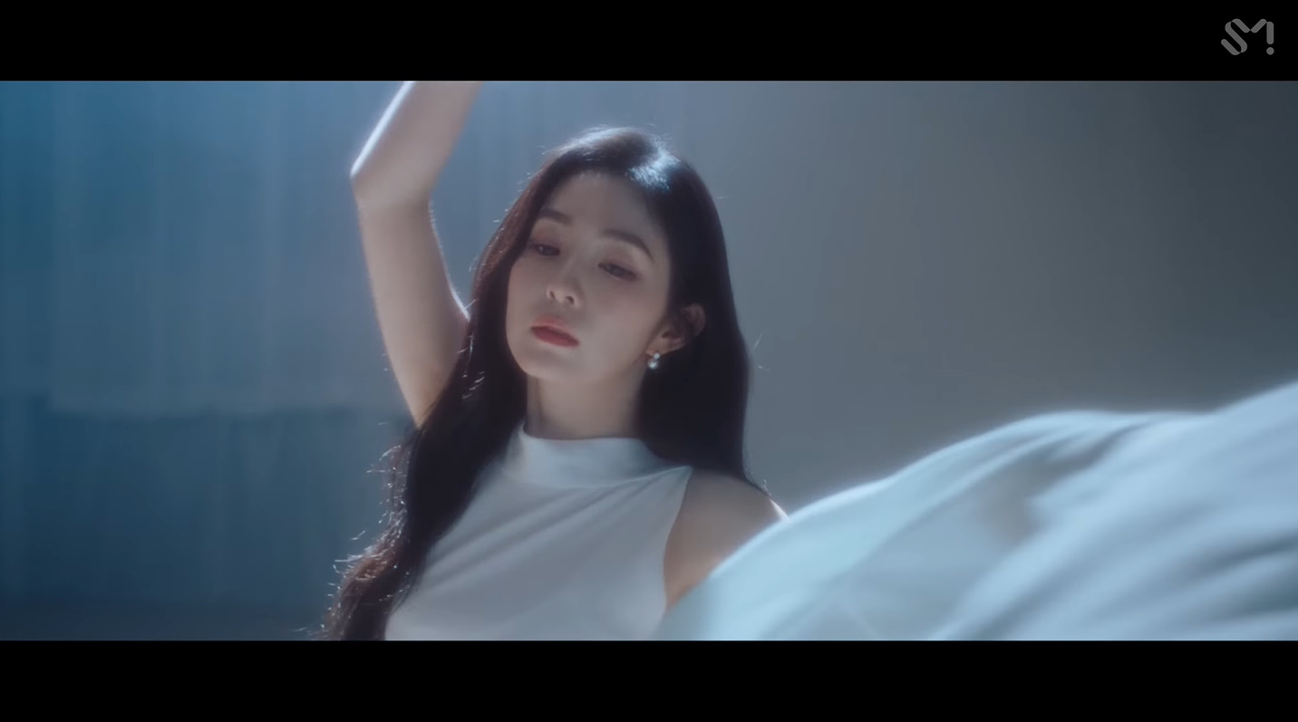 레드벨벳 아이린 귀걸이 - _Love Can Make A Way_ 스페셜 비디오 유튜브 오젤(Ozel) 오젤 귀걸이 착용 화보 17