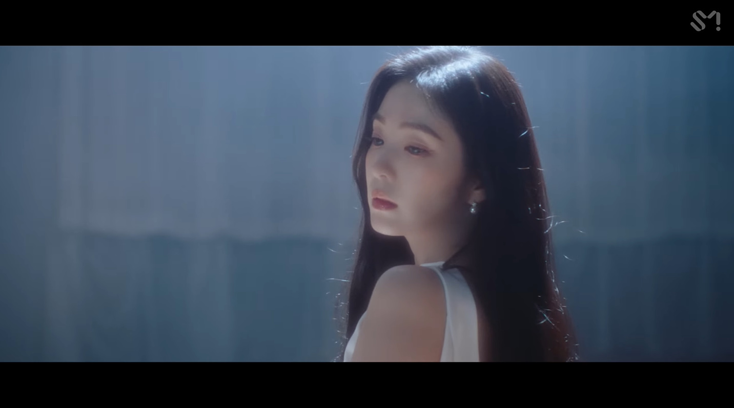레드벨벳 아이린 귀걸이 - _Love Can Make A Way_ 스페셜 비디오 유튜브 오젤(Ozel) 오젤 귀걸이 착용 화보 18