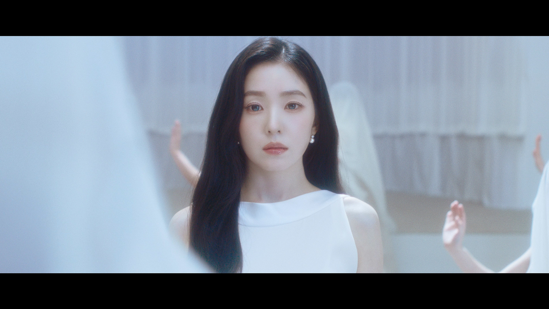 레드벨벳 아이린 귀걸이 - 레드벨벳 공식 트위터 오젤(Ozel) 오젤 귀걸이 착용 화보 1