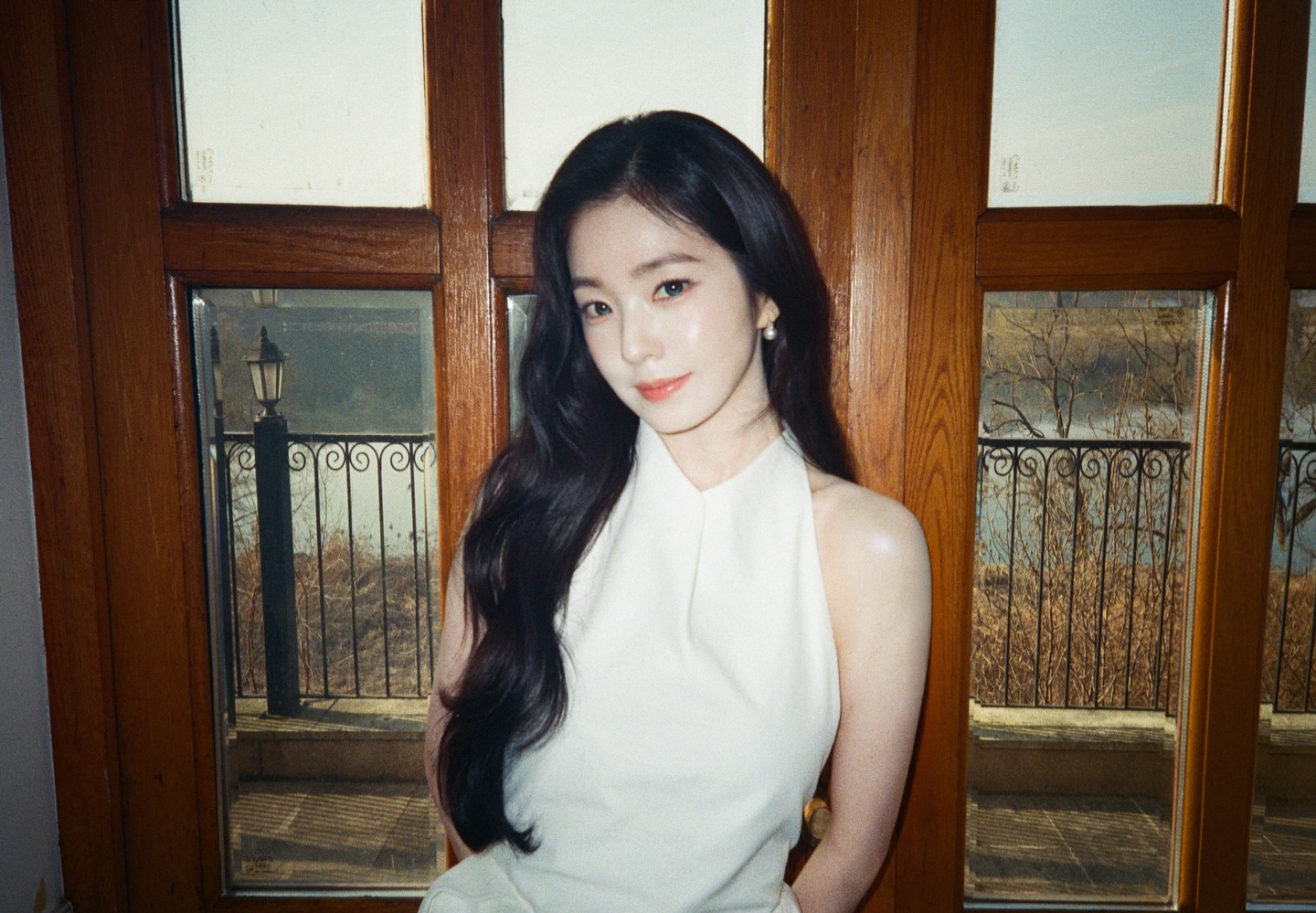 레드벨벳 아이린 귀걸이 - 레드벨벳 공식 인스타그램 오젤(Ozel) 오젤 귀걸이 착용 화보 1
