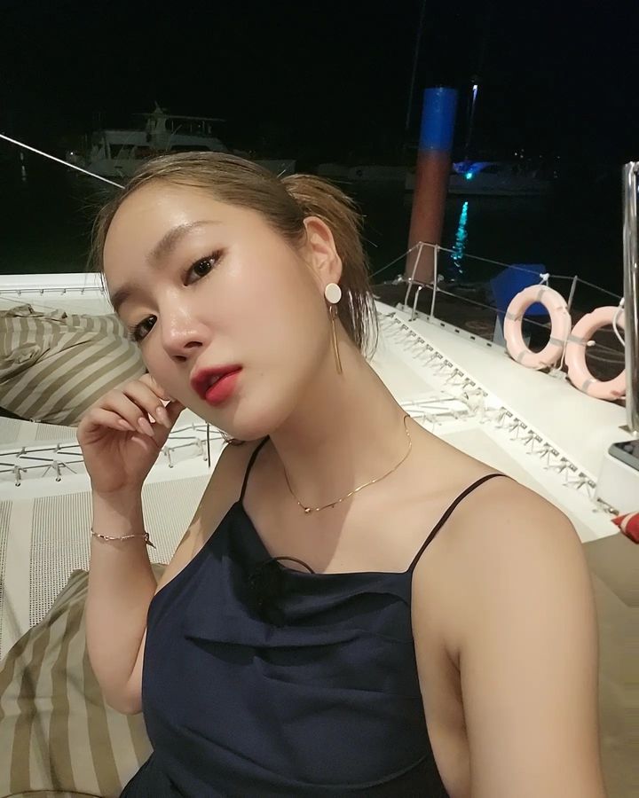소유 귀걸이 - 소유 공식 인스타그램 오젤(Ozel) 오젤 귀걸이 착용 화보 3