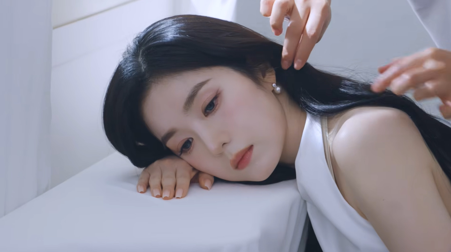 레드벨벳 아이린 귀걸이 - 아이린 공식 유튜브 오젤(Ozel) 오젤 귀걸이 착용 화보 3