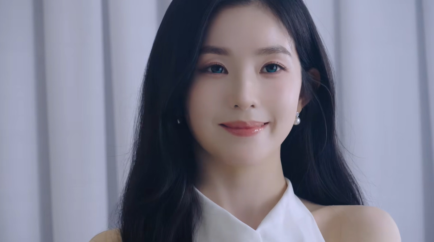 레드벨벳 아이린 귀걸이 - 아이린 공식 유튜브 오젤(Ozel) 오젤 귀걸이 착용 화보 1