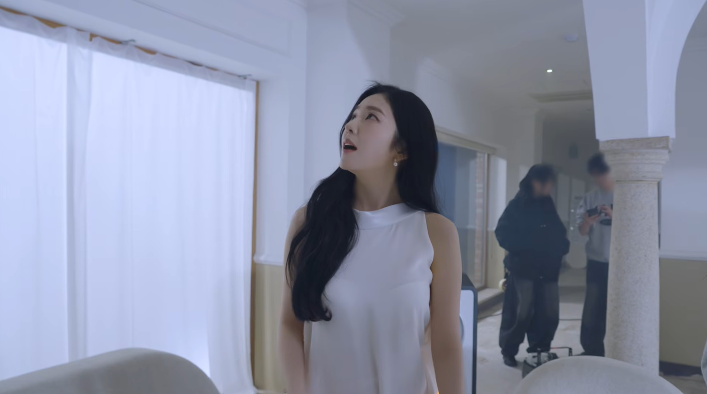 레드벨벳 아이린 귀걸이 - 아이린 공식 유튜브 오젤(Ozel) 오젤 귀걸이 착용 화보 8