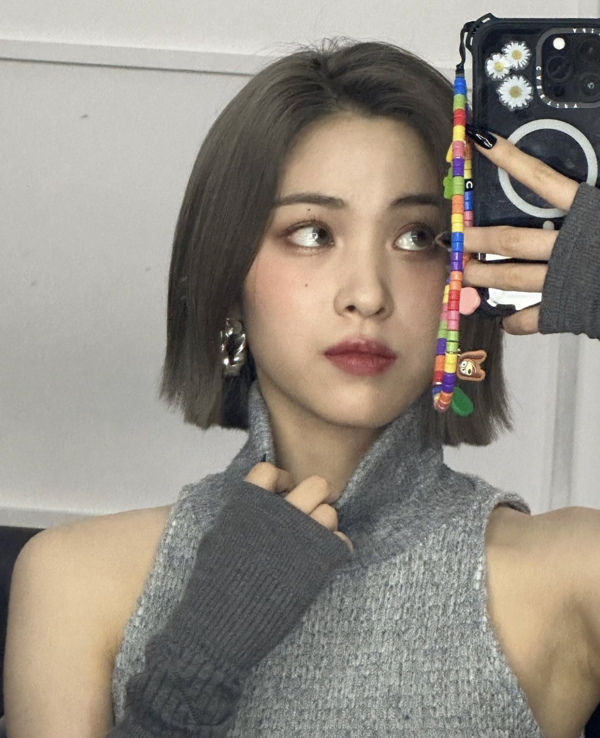 있지 류진 귀걸이 - 있지 공식 버블 프라이빗 메시지 오젤(Ozel) 오젤 귀걸이 착용 화보 1
