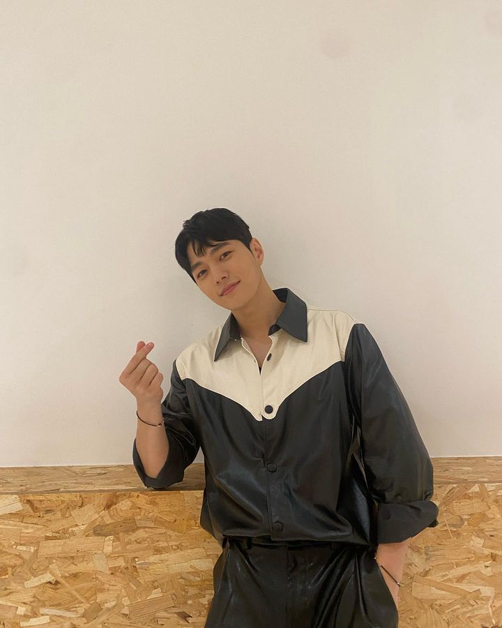 김명수 팔찌 - 김명수 공식 인스타그램 오젤(Ozel) 오젤 팔찌 착용 화보 1