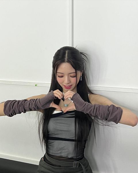 있지 유나 귀걸이 - 있지 공식 인스타그램 오젤(Ozel) 오젤 귀걸이 착용 화보 1