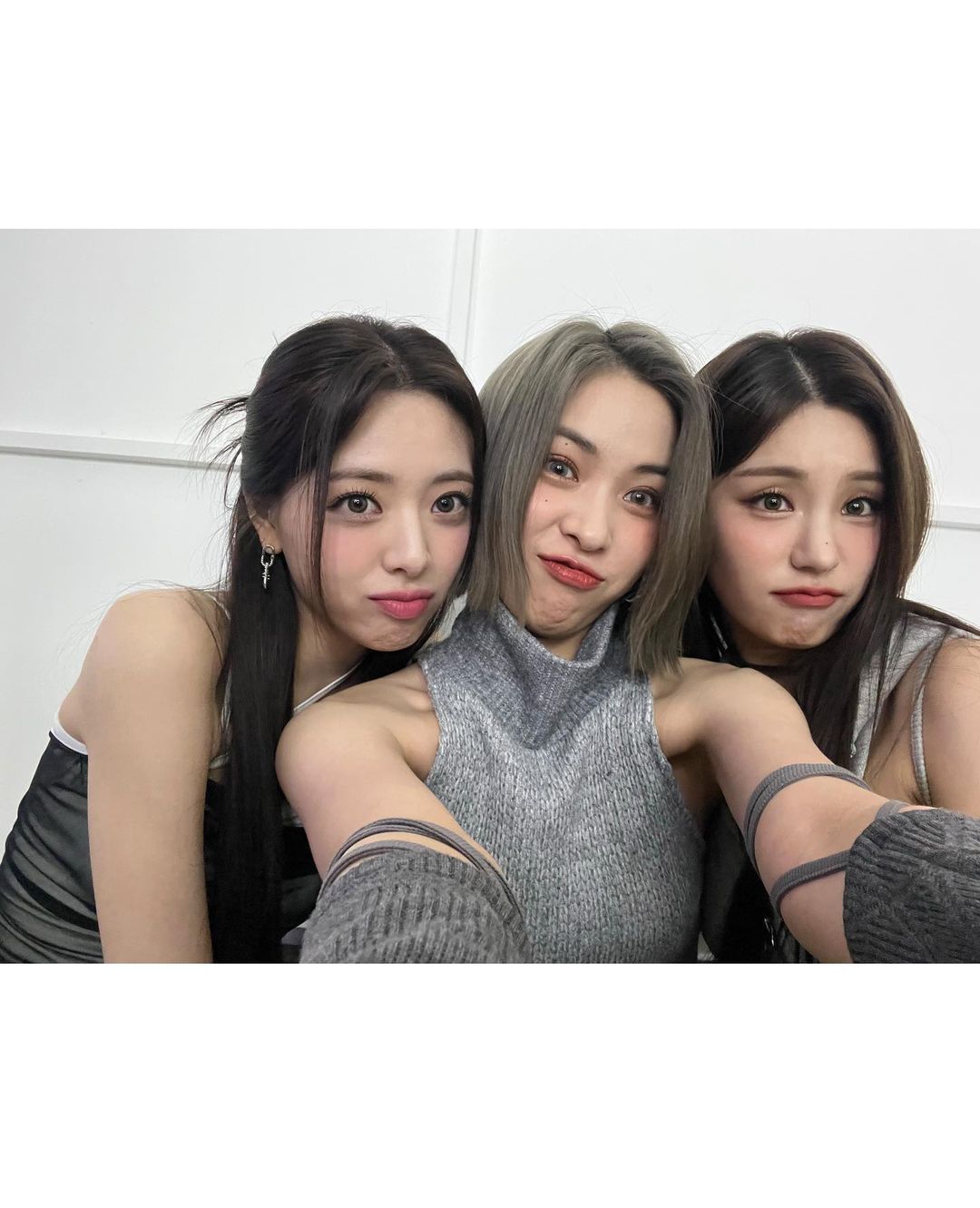 있지 유나 귀걸이 - 있지 공식 인스타그램 오젤(Ozel) 오젤 귀걸이 착용 화보 1