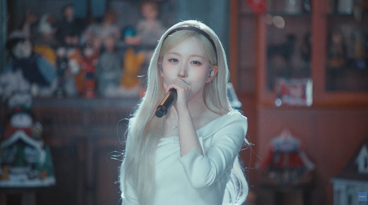 엔믹스 해원 귀걸이 - 엔믹스 공식 유튜브(홀리데이 라이브 스테이지) 오젤(Ozel) 오젤 귀걸이 착용 화보 6