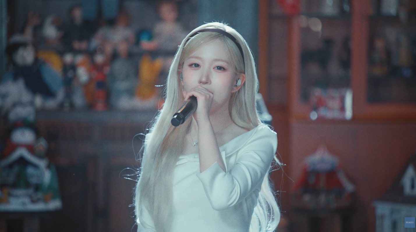 엔믹스 해원 귀걸이 - 엔믹스 공식 유튜브(홀리데이 라이브 스테이지) 오젤(Ozel) 오젤 귀걸이 착용 화보 1