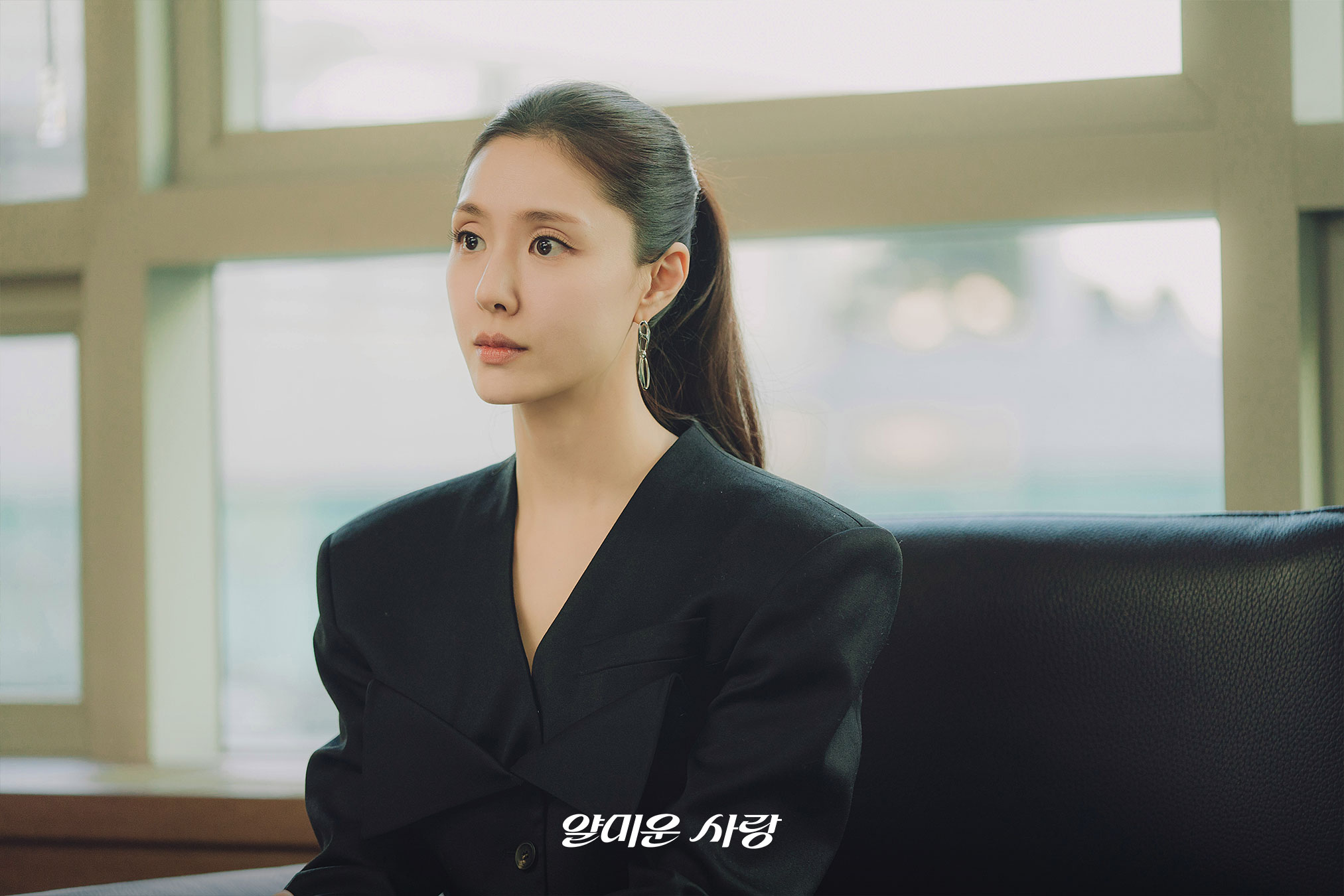 서지혜 귀걸이 - tvN 드라마 공식 인스타그램 오젤(Ozel) 오젤 귀걸이 착용 화보 1