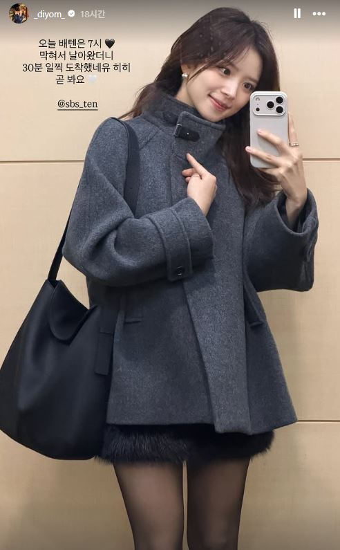 인플루언서 김지영 귀걸이 - 김지영 인스타그램 스토리 오젤(Ozel) 오젤 귀걸이 착용 화보 1