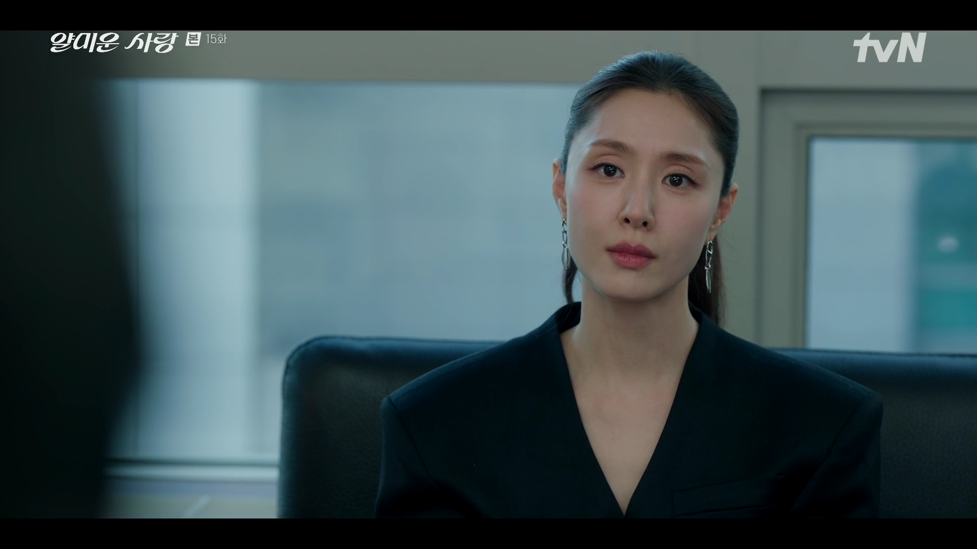 서지혜 귀걸이 - tvN 얄미운 사랑 오젤(Ozel) 오젤 귀걸이 착용 화보 4