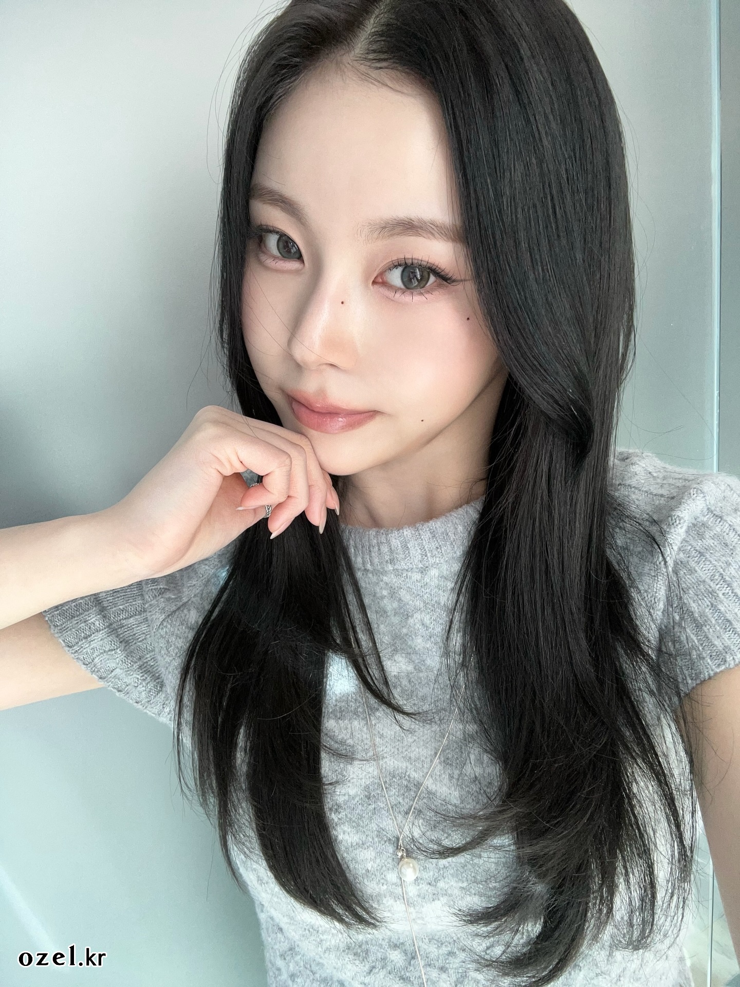 엔믹스 규진 목걸이 - 엔믹스 공식 인스타그램 오젤(Ozel) 오젤 목걸이, 반지 두개 착용 화보 2
