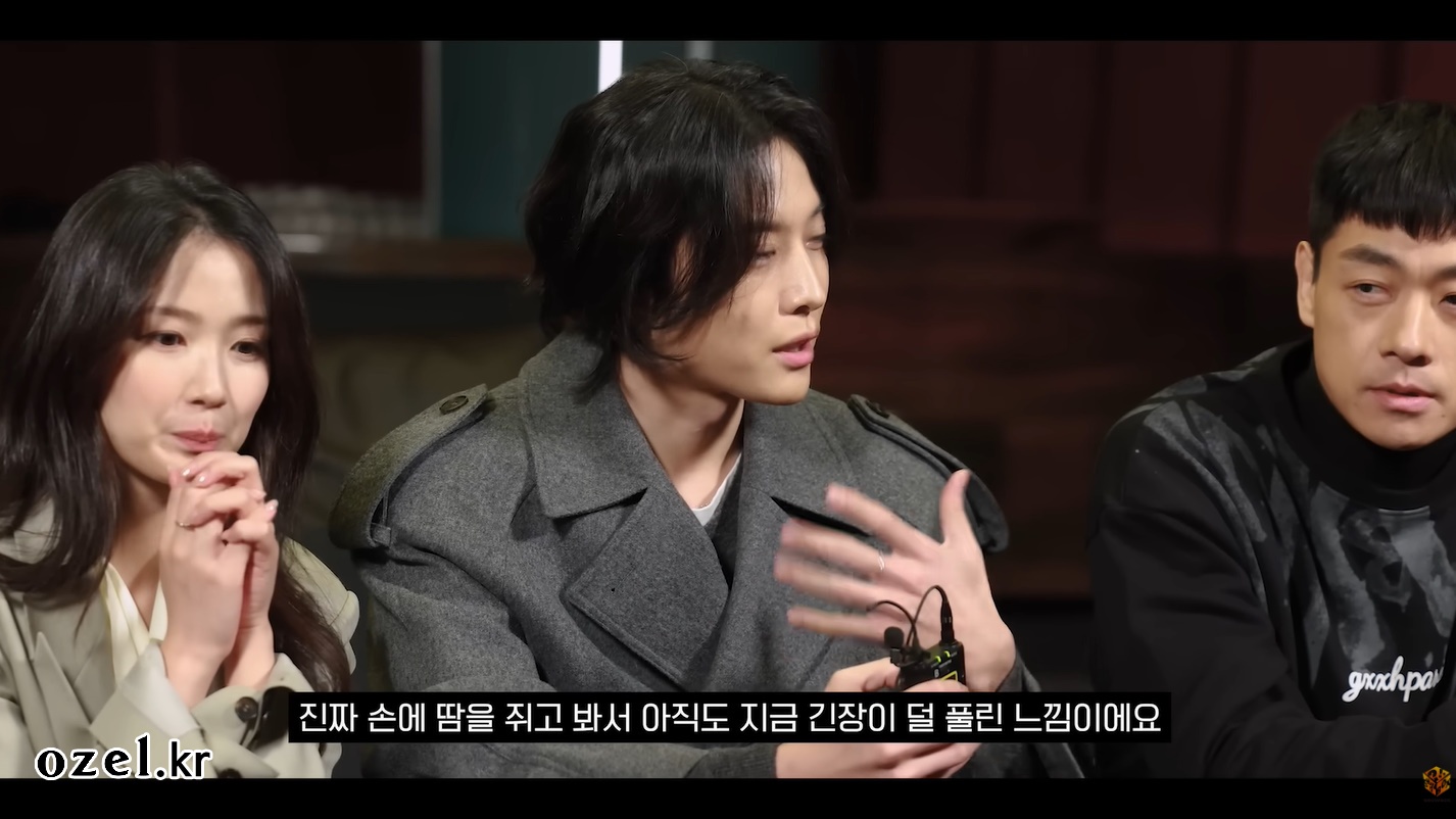 김혜윤 반지 - 쇼박스 공식 유튜브 오젤(Ozel) 오젤 반지 착용 화보 1