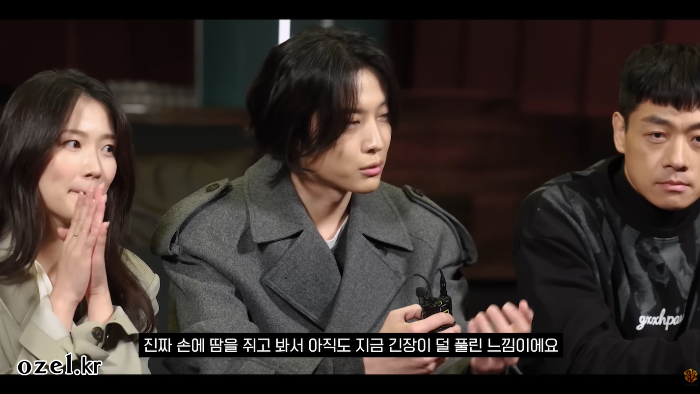 김혜윤 반지 - 쇼박스 공식 유튜브 오젤(Ozel) 오젤 반지 착용 화보 2