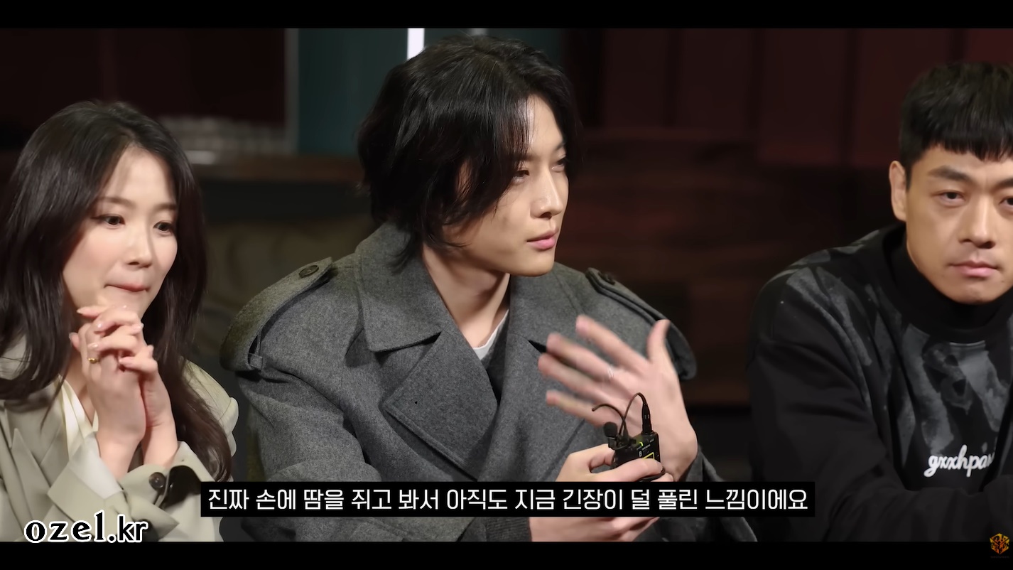 김혜윤 반지 - 쇼박스 공식 유튜브 오젤(Ozel) 오젤 반지 착용 화보 3