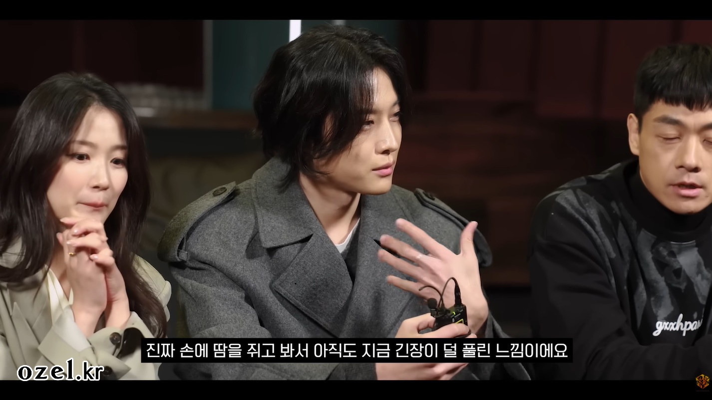 김혜윤 반지 - 쇼박스 공식 유튜브 오젤(Ozel) 오젤 반지 착용 화보 4