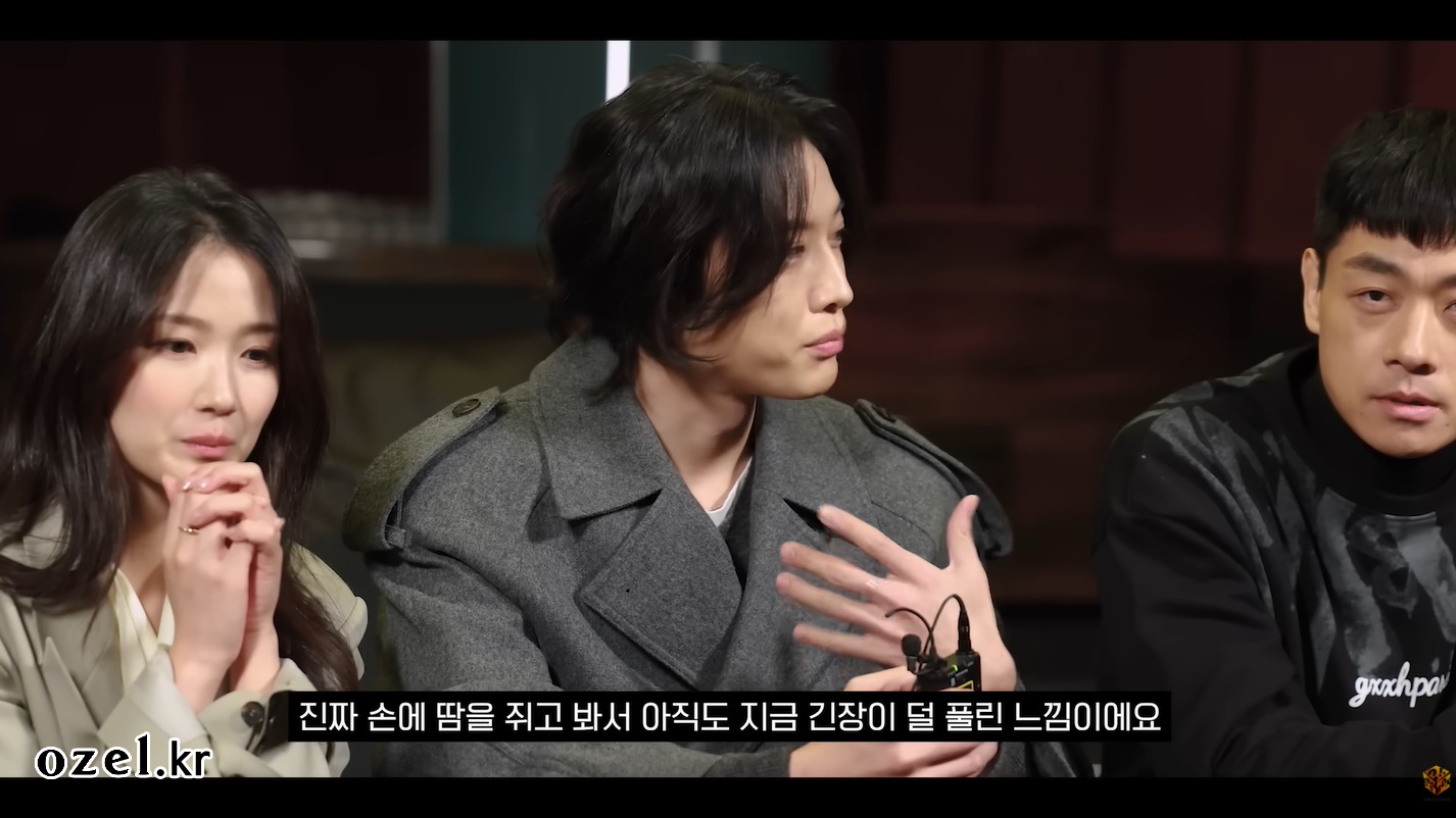 김혜윤 반지 - 쇼박스 공식 유튜브 오젤(Ozel) 오젤 반지 착용 화보 5