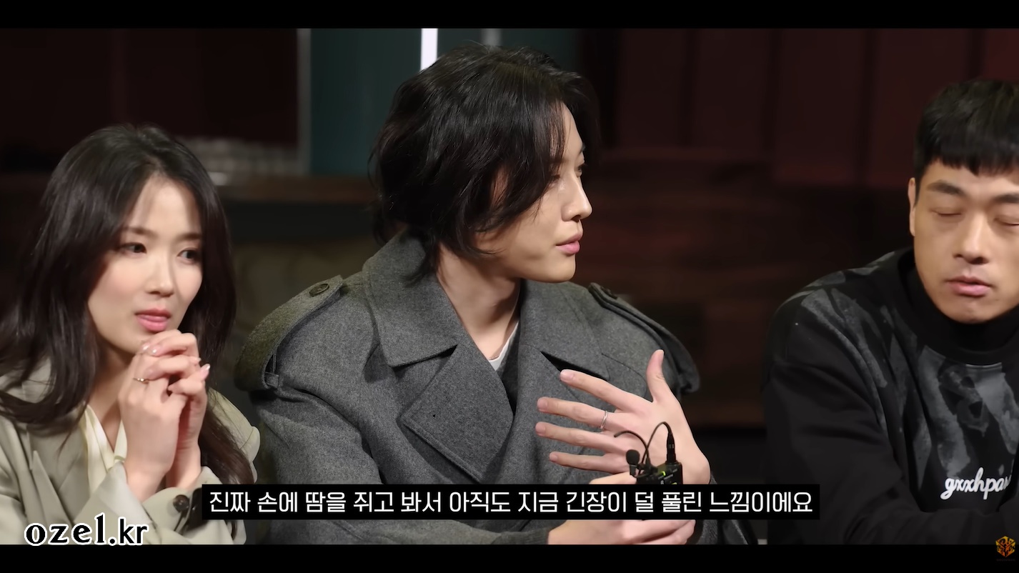 김혜윤 반지 - 쇼박스 공식 유튜브 오젤(Ozel) 오젤 반지 착용 화보 6