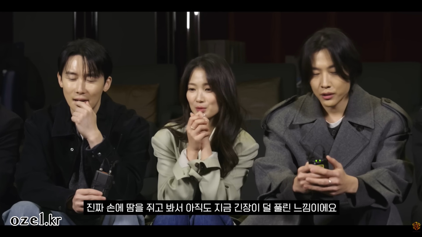김혜윤 반지 - 쇼박스 공식 유튜브 오젤(Ozel) 오젤 반지 착용 화보 11