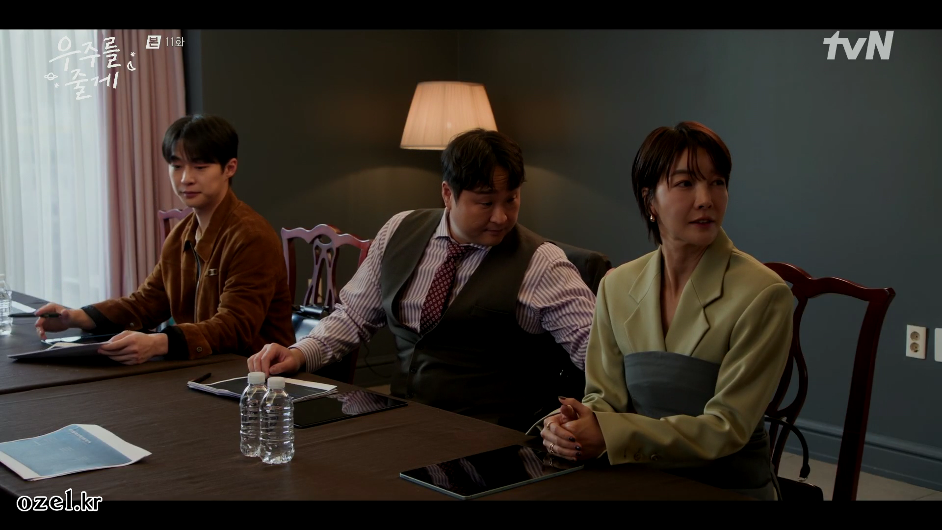 진서연 귀걸이 - tvN 우주를 줄게 오젤(Ozel) 오젤 귀걸이 착용 화보 1