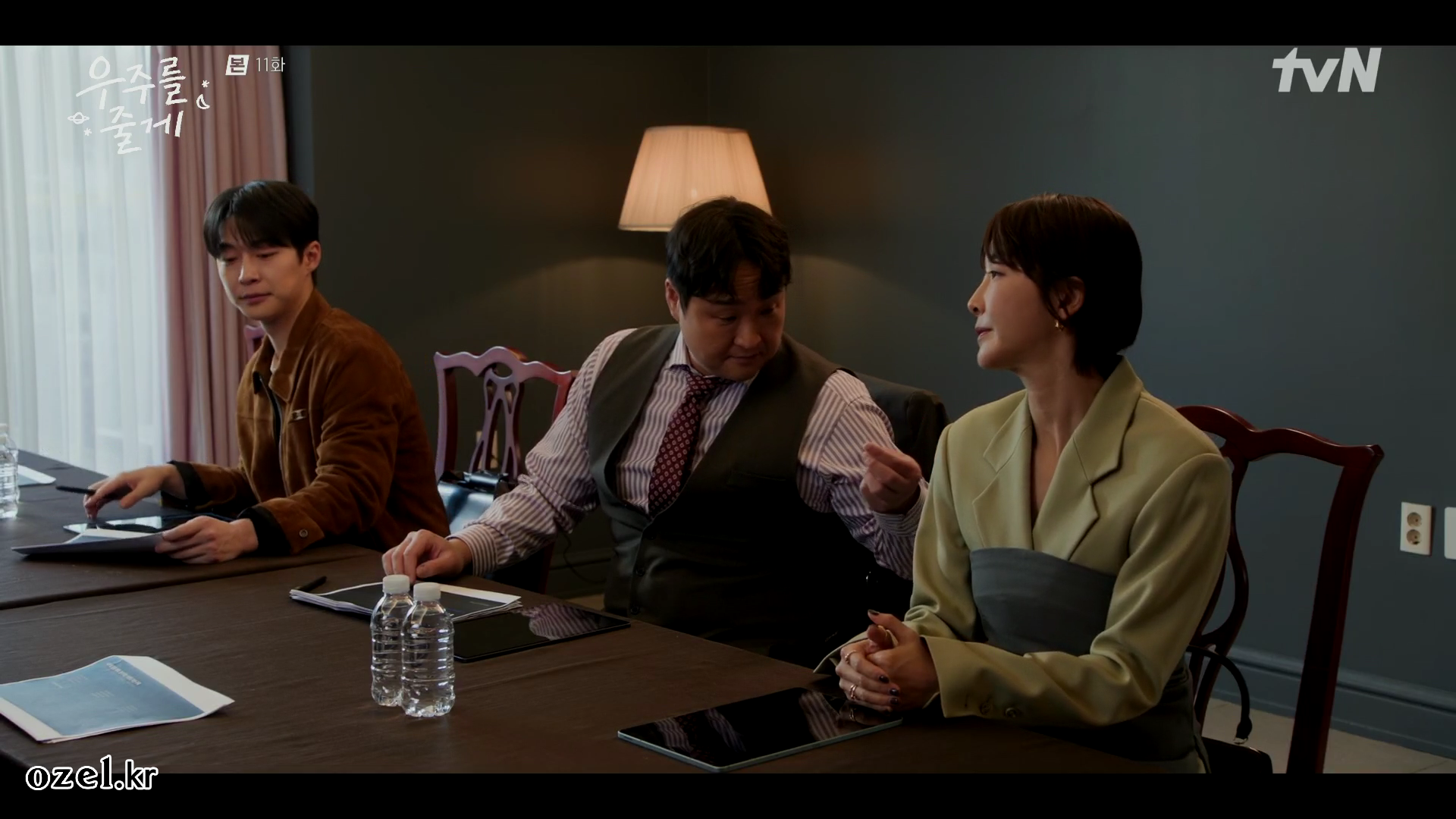 진서연 귀걸이 - tvN 우주를 줄게 오젤(Ozel) 오젤 귀걸이 착용 화보 2