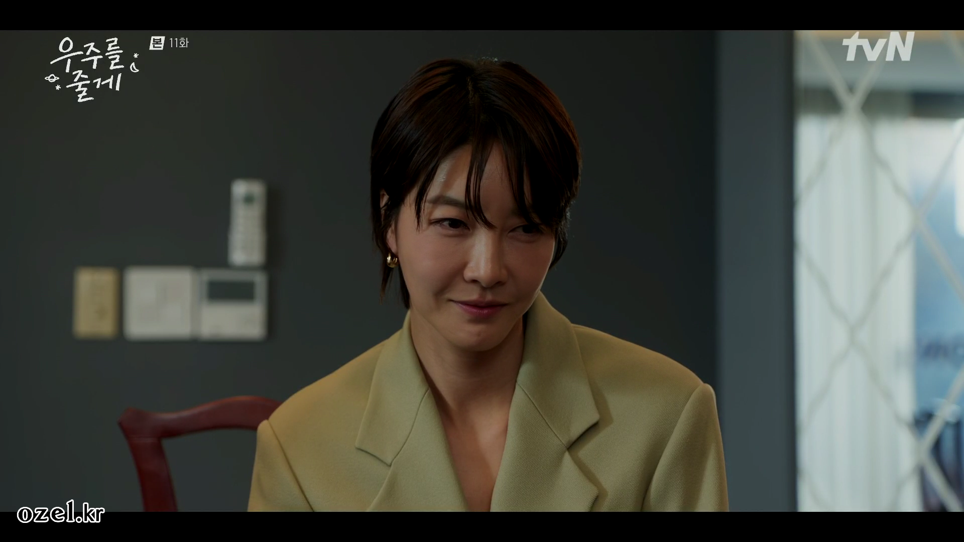 진서연 귀걸이 - tvN 우주를 줄게 오젤(Ozel) 오젤 귀걸이 착용 화보 4