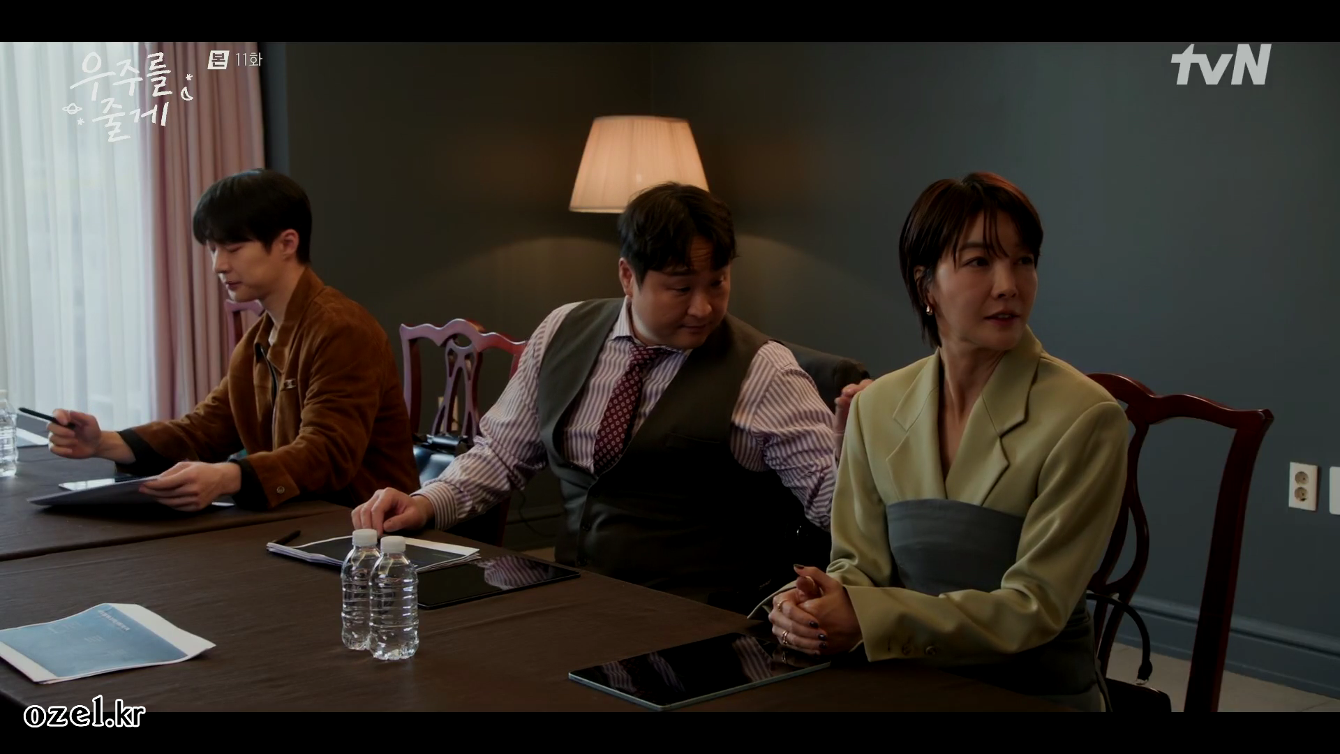 진서연 귀걸이 - tvN 우주를 줄게 오젤(Ozel) 오젤 귀걸이 착용 화보 9