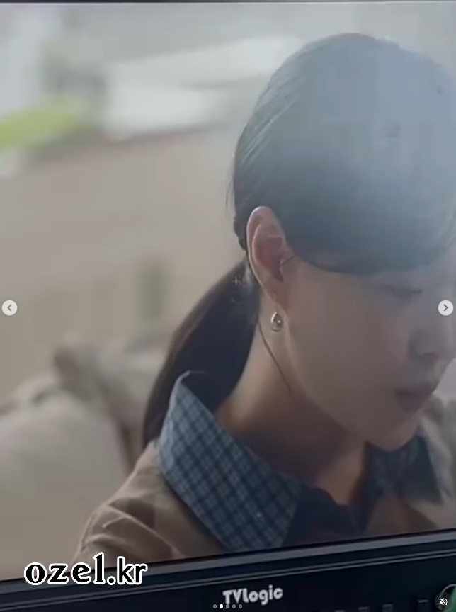 송지은 귀걸이 - 송지은 공식 인스타그램 오젤(Ozel) 오젤 귀걸이 착용 화보 1
