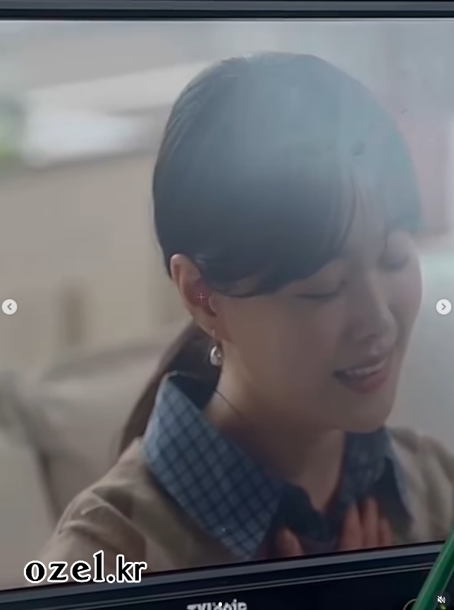 송지은 귀걸이 - 송지은 공식 인스타그램 오젤(Ozel) 오젤 귀걸이 착용 화보 2