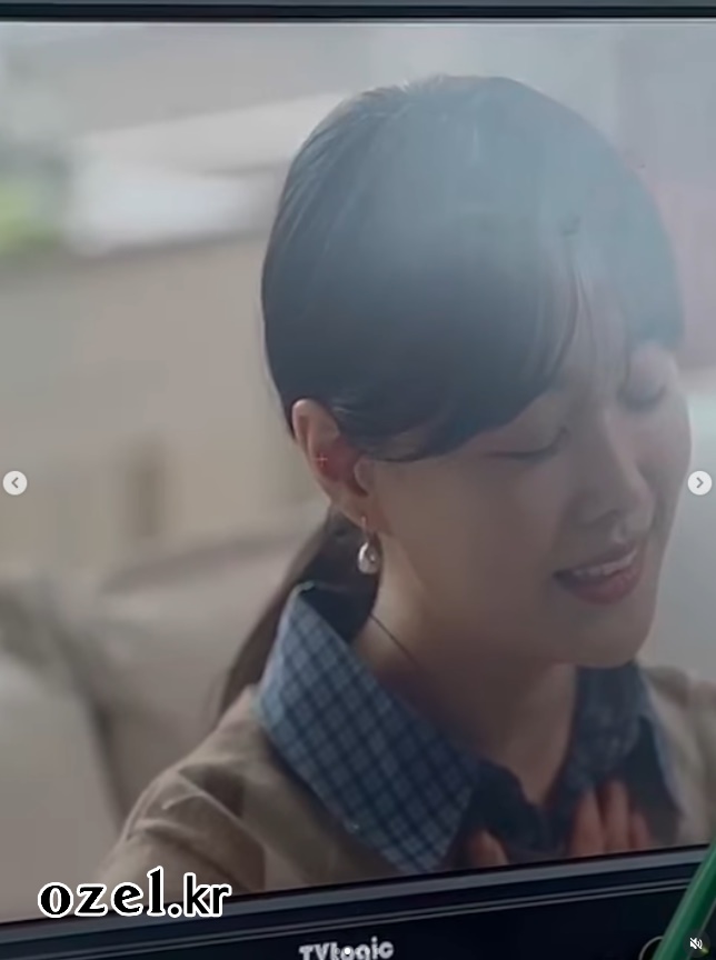 송지은 귀걸이 - 송지은 공식 인스타그램 오젤(Ozel) 오젤 귀걸이 착용 화보 3