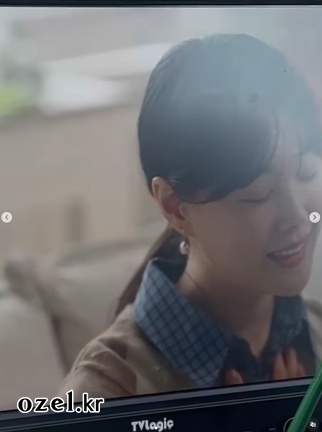 송지은 귀걸이 - 송지은 공식 인스타그램 오젤(Ozel) 오젤 귀걸이 착용 화보 4