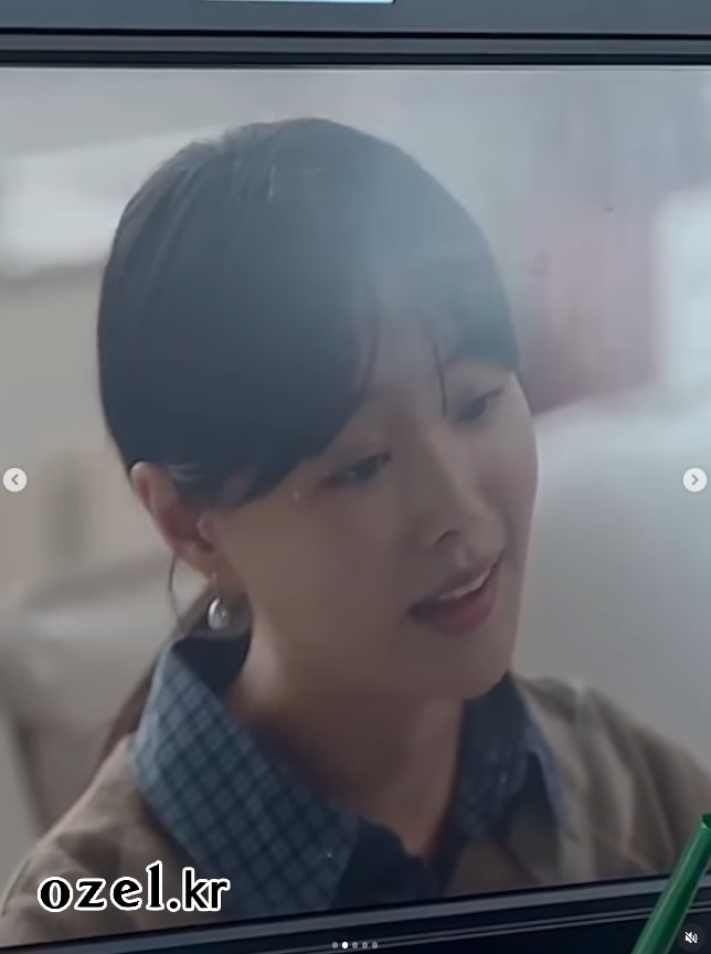 송지은 귀걸이 - 송지은 공식 인스타그램 오젤(Ozel) 오젤 귀걸이 착용 화보 5
