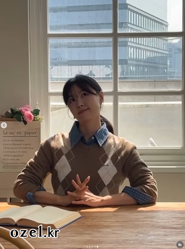 송지은 귀걸이 - 송지은 공식 인스타그램 오젤(Ozel) 오젤 귀걸이 착용 화보 6