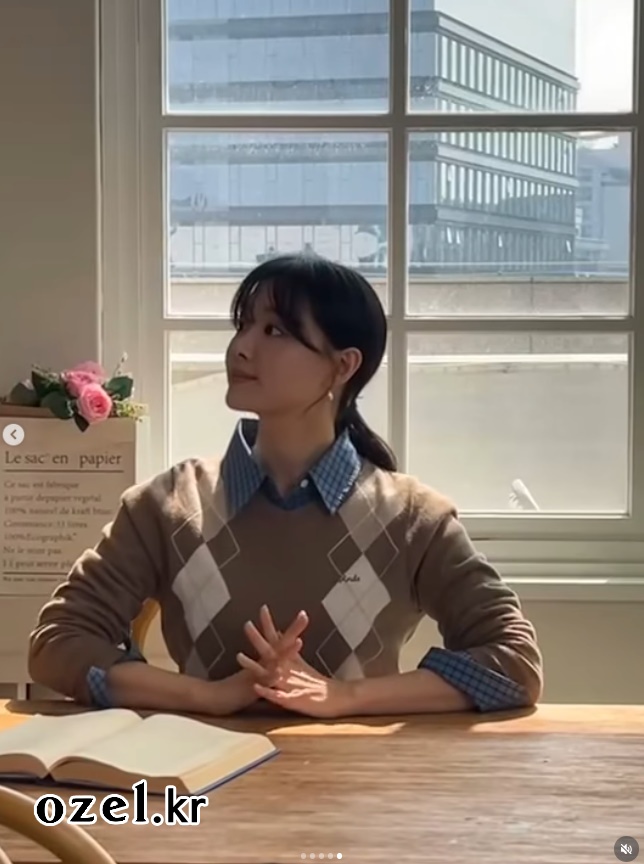 송지은 귀걸이 - 송지은 공식 인스타그램 오젤(Ozel) 오젤 귀걸이 착용 화보 8